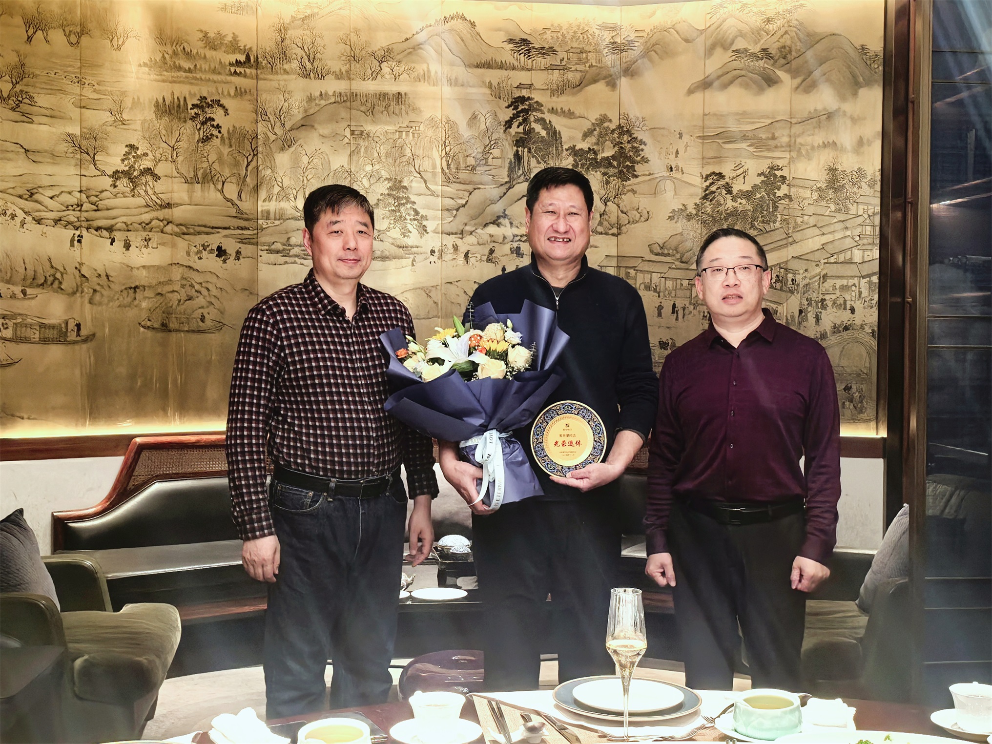 领导为退休员工颁发纪念品并合影留念 (3)